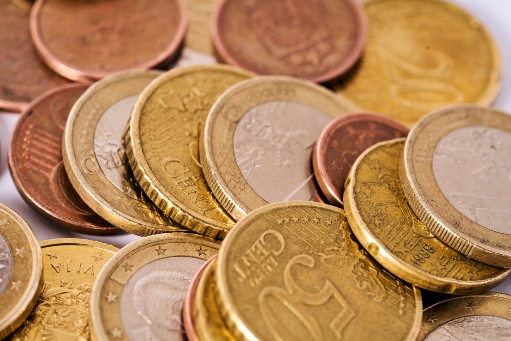Zum Beitrag Delkredere (-Risiko) eine Nahaufnahme eines kleinen Haufens verschiedener Euromünzen in allen Farben.